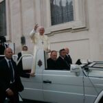 Papst Franzikus winkt aus dem Papamobil