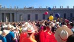 Fünfzigtausend Messdiener machen eine Laola-welle der Gemeinschaft auf dem Petersplatz