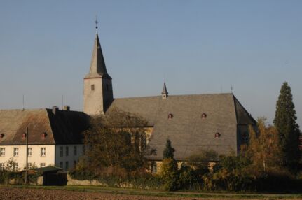 Blick auf Oelinghausen von der Südseite - links das Kloster und rechts die Klosterkirche St. Petri