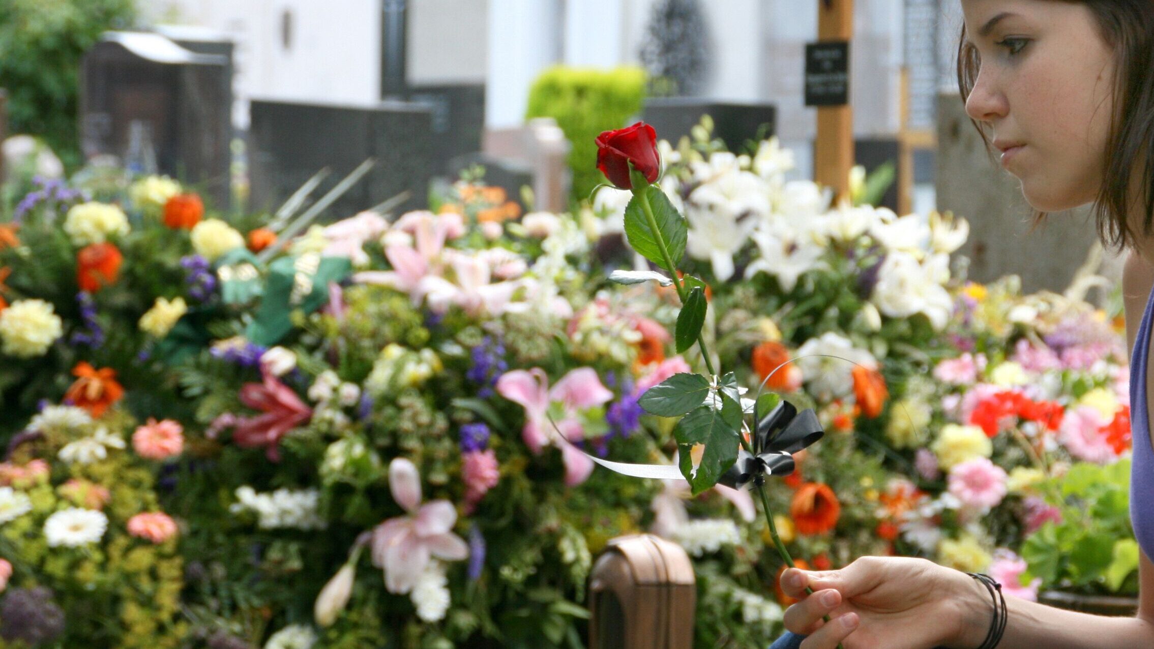 weboptimiert-Frau-auf-Friedhof-scaled-aspect-ratio-16-9